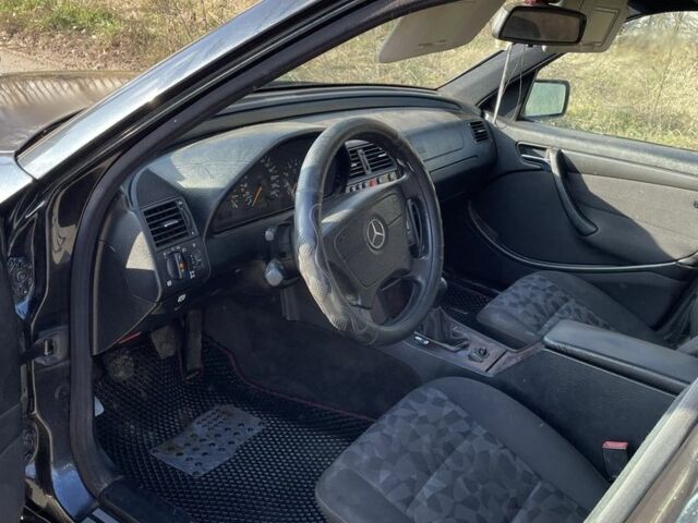 Чорний Мерседес Ц-Клас, об'ємом двигуна 1.8 л та пробігом 111 тис. км за 2750 $, фото 6 на Automoto.ua