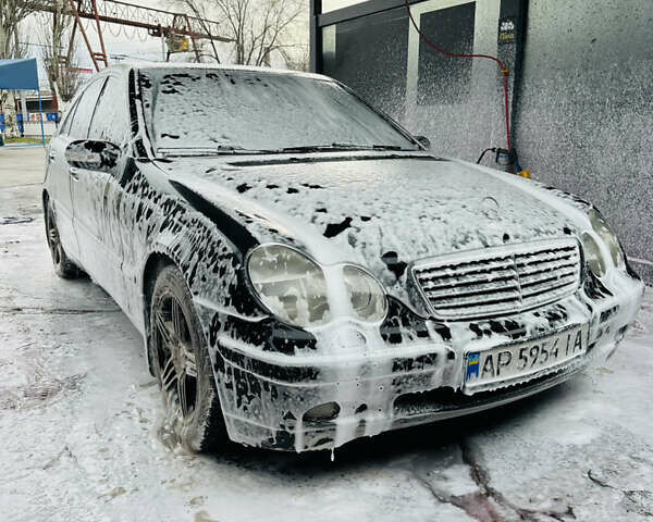 Черный Мерседес Ц-Класс, объемом двигателя 2 л и пробегом 475 тыс. км за 5800 $, фото 3 на Automoto.ua