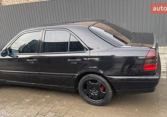 Чорний Мерседес Ц-Клас, об'ємом двигуна 2 л та пробігом 260 тис. км за 2598 $, фото 5 на Automoto.ua