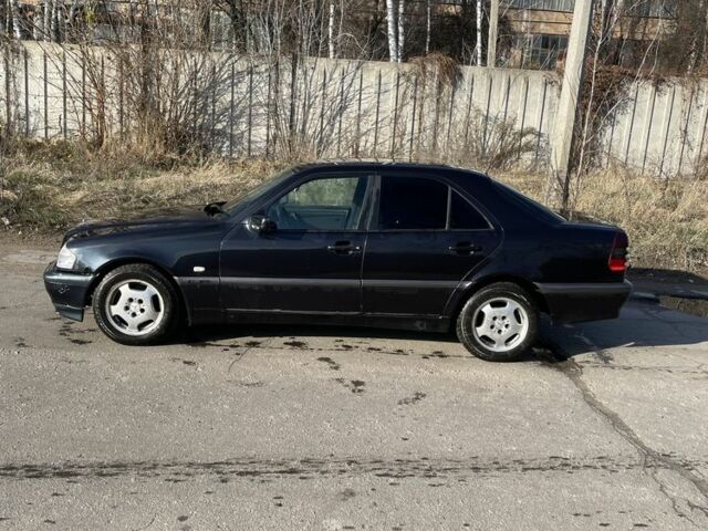 Чорний Мерседес Ц-Клас, об'ємом двигуна 1.8 л та пробігом 111 тис. км за 2750 $, фото 2 на Automoto.ua