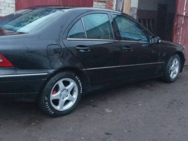 Черный Мерседес Ц-Класс, объемом двигателя 2.1 л и пробегом 400 тыс. км за 4750 $, фото 3 на Automoto.ua