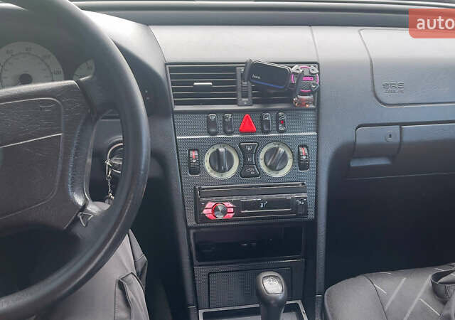 Чорний Мерседес Ц-Клас, об'ємом двигуна 2 л та пробігом 260 тис. км за 2598 $, фото 15 на Automoto.ua