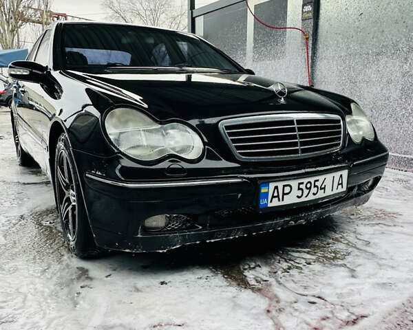 Черный Мерседес Ц-Класс, объемом двигателя 2 л и пробегом 475 тыс. км за 5800 $, фото 2 на Automoto.ua
