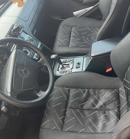 Чорний Мерседес Ц-Клас, об'ємом двигуна 2 л та пробігом 260 тис. км за 2598 $, фото 9 на Automoto.ua