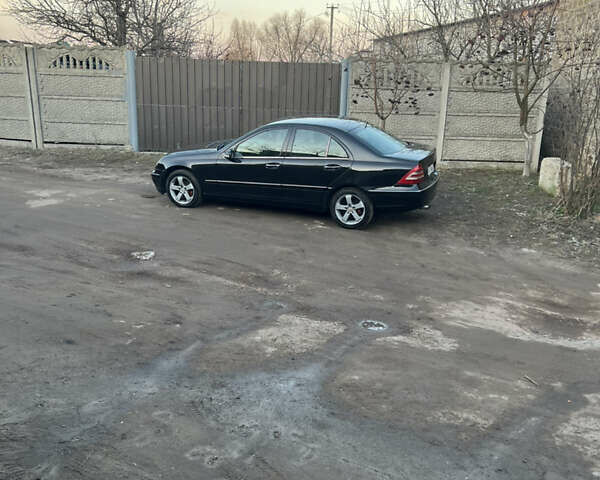 Черный Мерседес Ц-Класс, объемом двигателя 2 л и пробегом 400 тыс. км за 4000 $, фото 17 на Automoto.ua