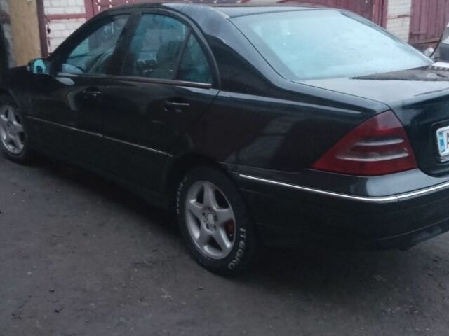 Черный Мерседес Ц-Класс, объемом двигателя 2.1 л и пробегом 400 тыс. км за 4750 $, фото 2 на Automoto.ua