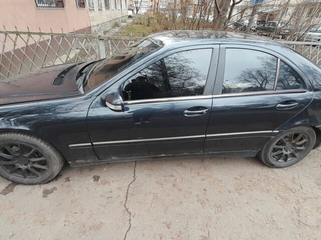 Черный Мерседес Ц-Класс, объемом двигателя 0 л и пробегом 400 тыс. км за 4200 $, фото 5 на Automoto.ua