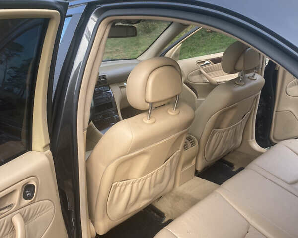 Черный Мерседес Ц-Класс, объемом двигателя 2.7 л и пробегом 300 тыс. км за 3400 $, фото 4 на Automoto.ua