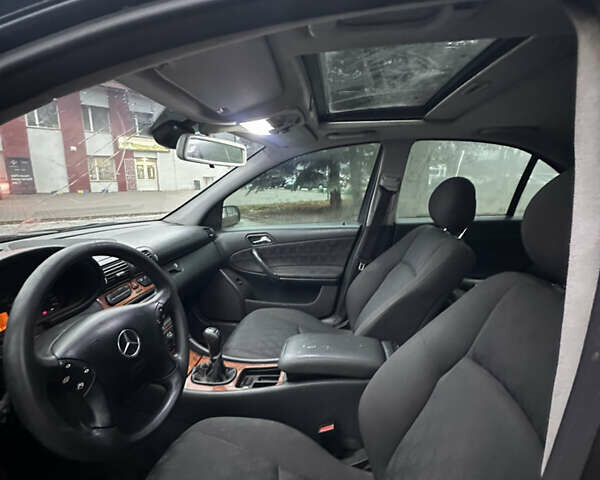 Чорний Мерседес Ц-Клас, об'ємом двигуна 2 л та пробігом 400 тис. км за 1950 $, фото 5 на Automoto.ua