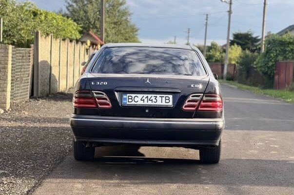 Черный Мерседес Ц-Класс, объемом двигателя 3.2 л и пробегом 250 тыс. км за 3300 $, фото 3 на Automoto.ua