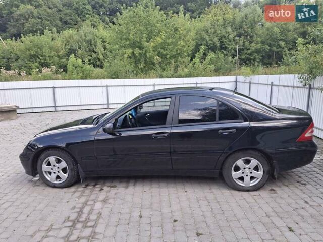 Черный Мерседес Ц-Класс, объемом двигателя 1.8 л и пробегом 300 тыс. км за 4000 $, фото 3 на Automoto.ua