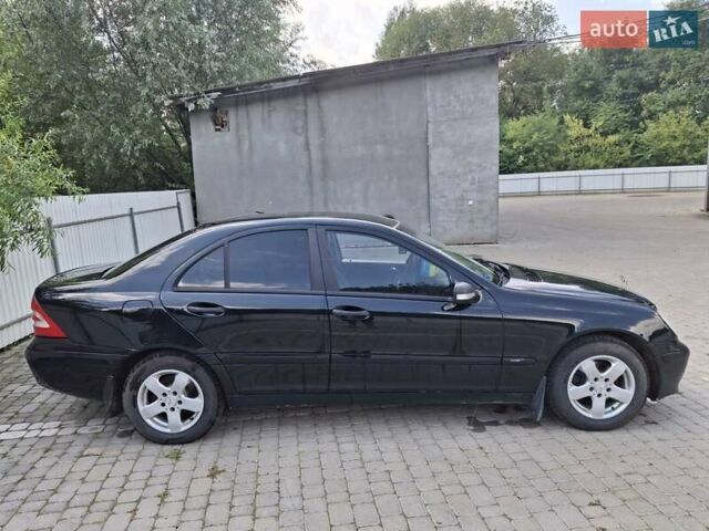 Черный Мерседес Ц-Класс, объемом двигателя 1.8 л и пробегом 300 тыс. км за 4000 $, фото 2 на Automoto.ua
