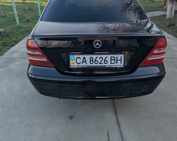 Чорний Мерседес Ц-Клас, об'ємом двигуна 2 л та пробігом 330 тис. км за 6000 $, фото 4 на Automoto.ua