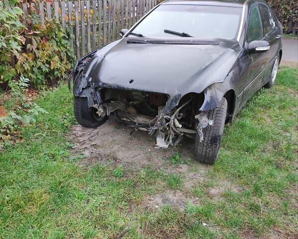 Мерседес Ц-Клас 2002 у Києві на Automoto.ua Чорний Мерседес Ц-Клас, об'ємом двигуна 0 л та пробігом 111 тис. км за 800 $, фото 3 на Automoto.ua
