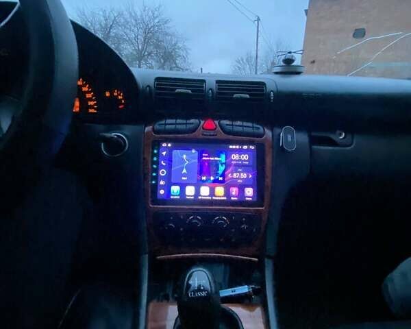 Черный Мерседес Ц-Класс, объемом двигателя 2 л и пробегом 360 тыс. км за 4200 $, фото 4 на Automoto.ua