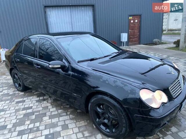 Черный Мерседес Ц-Класс, объемом двигателя 2 л и пробегом 360 тыс. км за 4200 $, фото 1 на Automoto.ua