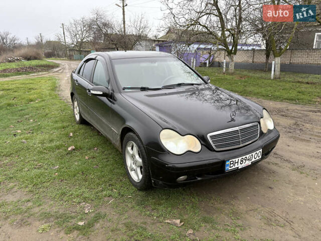 Черный Мерседес Ц-Класс, объемом двигателя 2.2 л и пробегом 300 тыс. км за 5000 $, фото 1 на Automoto.ua