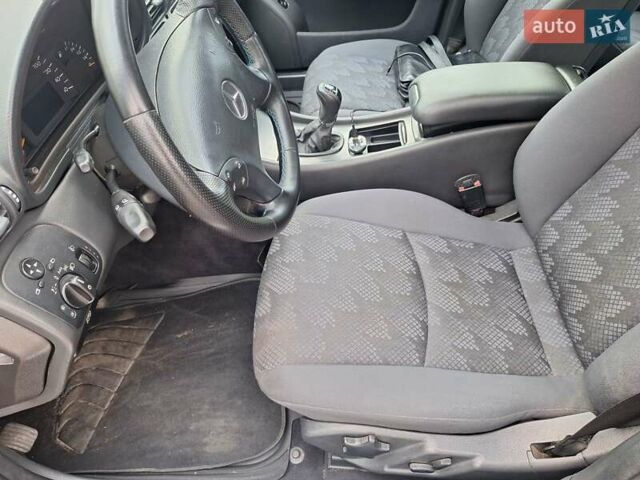 Черный Мерседес Ц-Класс, объемом двигателя 2.2 л и пробегом 250 тыс. км за 4950 $, фото 2 на Automoto.ua