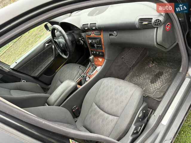 Черный Мерседес Ц-Класс, объемом двигателя 2.2 л и пробегом 300 тыс. км за 5000 $, фото 7 на Automoto.ua