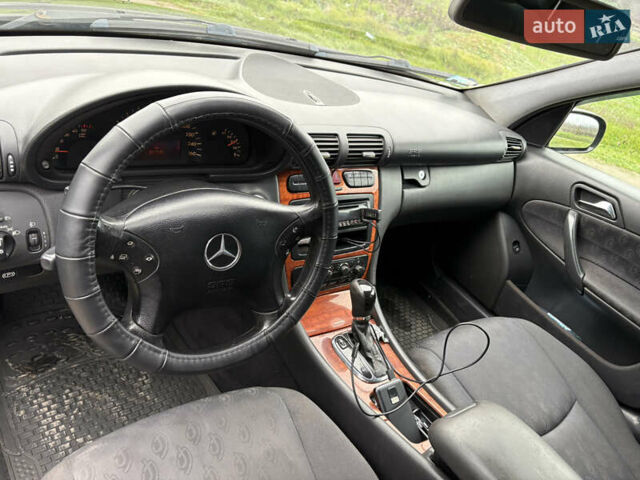 Черный Мерседес Ц-Класс, объемом двигателя 2.2 л и пробегом 300 тыс. км за 5000 $, фото 10 на Automoto.ua