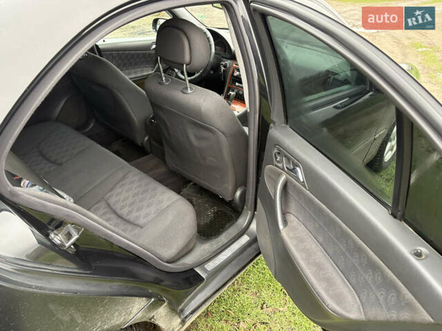 Черный Мерседес Ц-Класс, объемом двигателя 2.2 л и пробегом 300 тыс. км за 5000 $, фото 4 на Automoto.ua