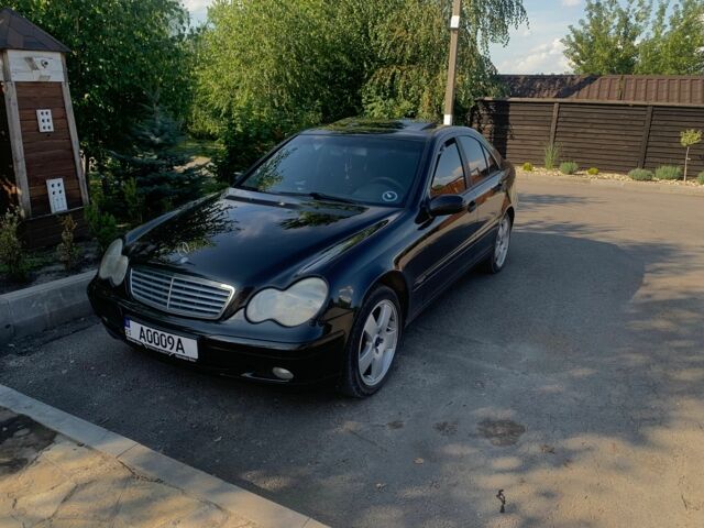 Черный Мерседес Ц-Класс, объемом двигателя 1.8 л и пробегом 240 тыс. км за 5500 $, фото 1 на Automoto.ua