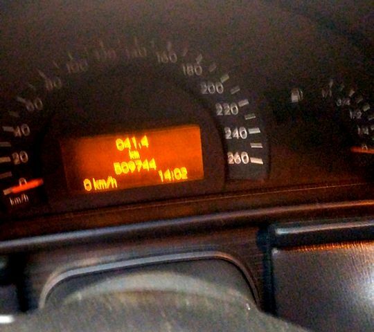 Черный Мерседес Ц-Класс, объемом двигателя 2 л и пробегом 500 тыс. км за 4300 $, фото 3 на Automoto.ua