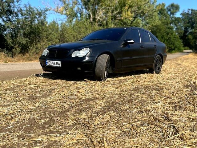 Черный Мерседес Ц-Класс, объемом двигателя 2.1 л и пробегом 200 тыс. км за 5000 $, фото 4 на Automoto.ua