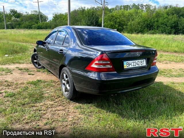 Черный Мерседес Ц-Класс, объемом двигателя 2 л и пробегом 280 тыс. км за 5600 $, фото 1 на Automoto.ua