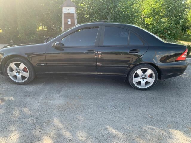 Черный Мерседес Ц-Класс, объемом двигателя 1.8 л и пробегом 240 тыс. км за 5500 $, фото 3 на Automoto.ua