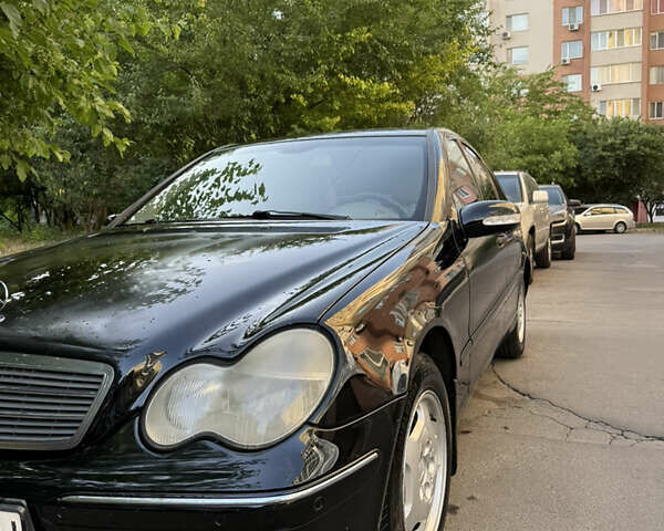 Черный Мерседес Ц-Класс, объемом двигателя 2 л и пробегом 370 тыс. км за 2900 $, фото 1 на Automoto.ua