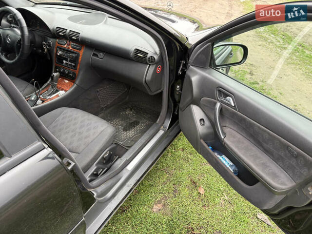 Черный Мерседес Ц-Класс, объемом двигателя 2.2 л и пробегом 300 тыс. км за 5000 $, фото 6 на Automoto.ua