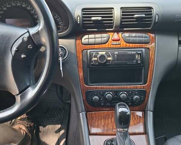 Черный Мерседес Ц-Класс, объемом двигателя 1.8 л и пробегом 294 тыс. км за 5700 $, фото 5 на Automoto.ua