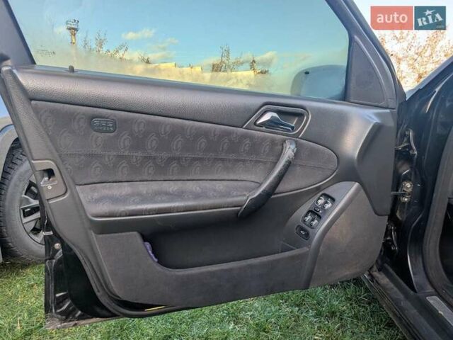 Чорний Мерседес Ц-Клас, об'ємом двигуна 2 л та пробігом 330 тис. км за 6000 $, фото 1 на Automoto.ua