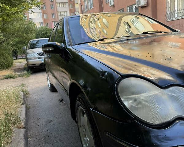 Черный Мерседес Ц-Класс, объемом двигателя 2 л и пробегом 370 тыс. км за 2900 $, фото 5 на Automoto.ua
