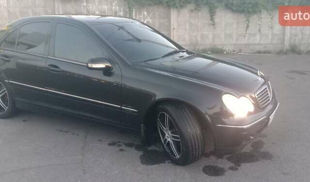 Чорний Мерседес Ц-Клас, об'ємом двигуна 2 л та пробігом 260 тис. км за 7200 $, фото 1 на Automoto.ua
