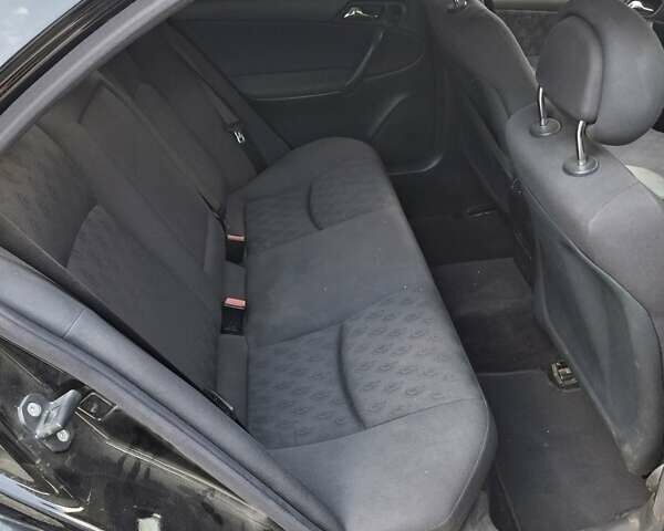 Черный Мерседес Ц-Класс, объемом двигателя 1.8 л и пробегом 300 тыс. км за 4000 $, фото 6 на Automoto.ua