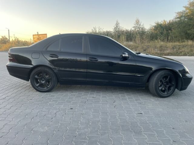 Чорний Мерседес Ц-Клас, об'ємом двигуна 2 л та пробігом 350 тис. км за 4300 $, фото 4 на Automoto.ua