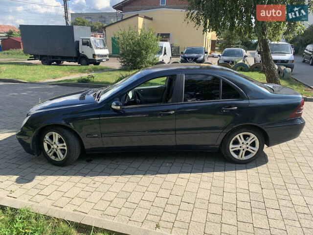 Черный Мерседес Ц-Класс, объемом двигателя 2.2 л и пробегом 355 тыс. км за 4000 $, фото 4 на Automoto.ua