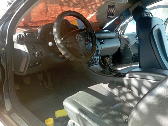 Черный Мерседес Ц-Класс, объемом двигателя 2 л и пробегом 350 тыс. км за 1000 $, фото 2 на Automoto.ua