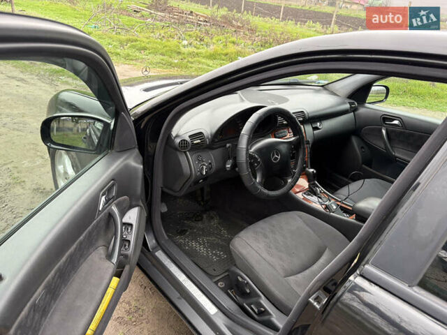 Черный Мерседес Ц-Класс, объемом двигателя 2.2 л и пробегом 300 тыс. км за 5000 $, фото 9 на Automoto.ua