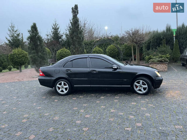 Черный Мерседес Ц-Класс, объемом двигателя 1.8 л и пробегом 251 тыс. км за 3900 $, фото 4 на Automoto.ua