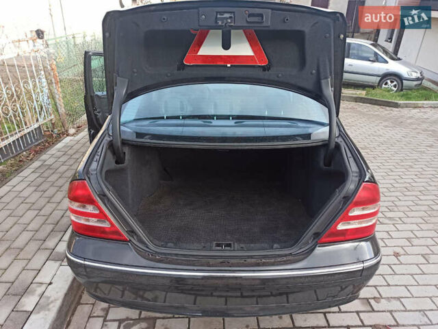 Черный Мерседес Ц-Класс, объемом двигателя 2.2 л и пробегом 350 тыс. км за 3000 $, фото 7 на Automoto.ua
