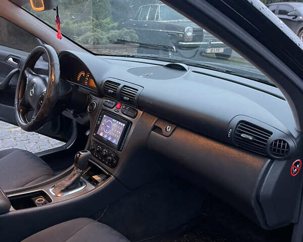 Черный Мерседес Ц-Класс, объемом двигателя 1.8 л и пробегом 251 тыс. км за 3900 $, фото 26 на Automoto.ua