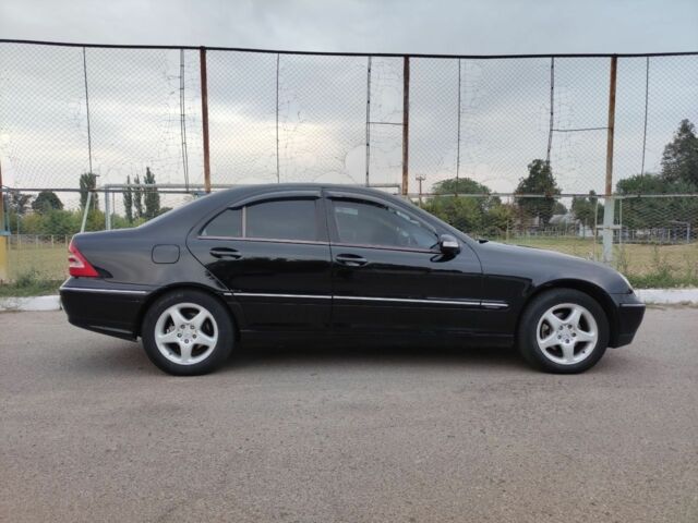 Черный Мерседес Ц-Класс, объемом двигателя 1.8 л и пробегом 240 тыс. км за 5500 $, фото 1 на Automoto.ua