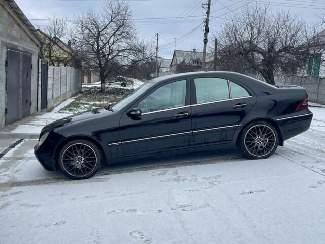 Черный Мерседес Ц-Класс, объемом двигателя 2.7 л и пробегом 283 тыс. км за 4500 $, фото 3 на Automoto.ua