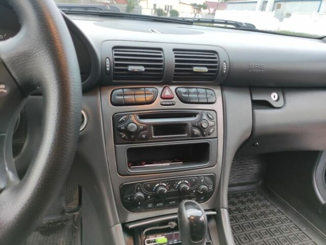 Черный Мерседес Ц-Класс, объемом двигателя 1.8 л и пробегом 240 тыс. км за 5500 $, фото 5 на Automoto.ua