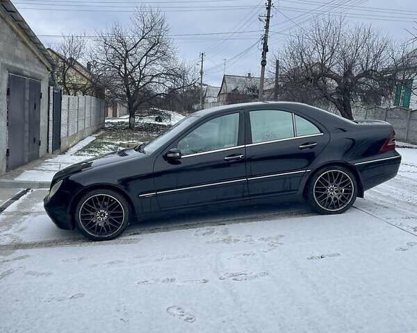 Черный Мерседес Ц-Класс, объемом двигателя 2.7 л и пробегом 283 тыс. км за 4500 $, фото 2 на Automoto.ua