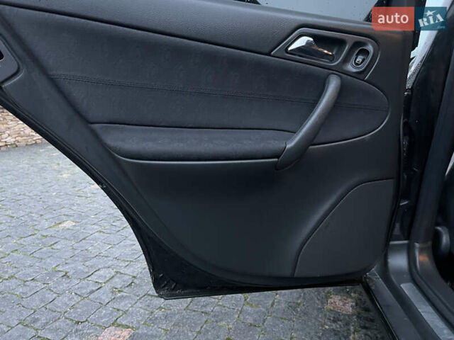 Черный Мерседес Ц-Класс, объемом двигателя 1.8 л и пробегом 251 тыс. км за 3900 $, фото 30 на Automoto.ua