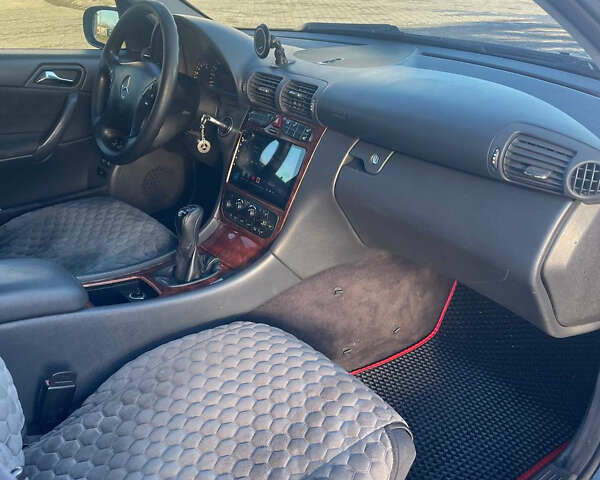 Черный Мерседес Ц-Класс, объемом двигателя 2.15 л и пробегом 300 тыс. км за 4950 $, фото 12 на Automoto.ua